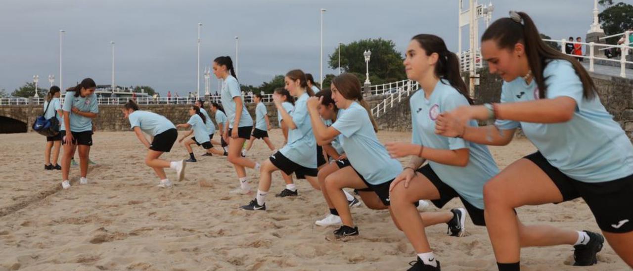 Un momento del entrenamiento del Gijón La Arena. | Juan Plaza