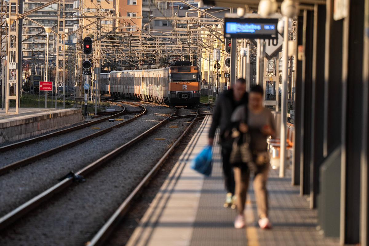 Un tren de Rodalies saliendo de la estación de Badalona.