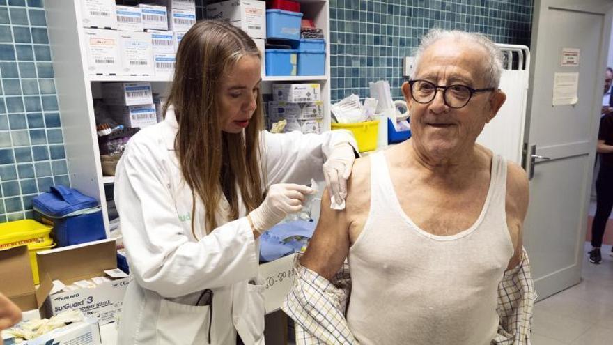 VÍDEO | Comienza la vacunación de la gripe para mayores de 80 años en Zaragoza
