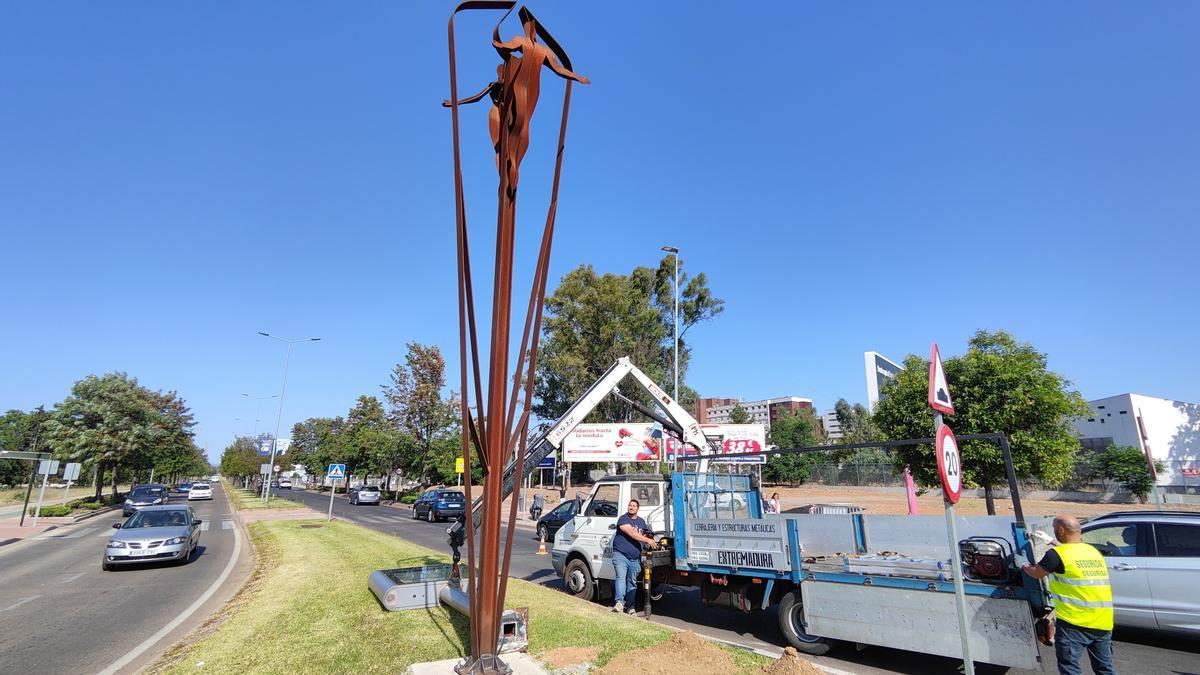La escultura de los Donantes de Sangre en la avenida de Elvas.