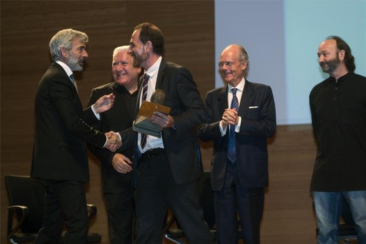 Imanol Arias felicita Enric Hernàndez, en presència de Lluís Bassat, Ignasi Boqueras i Moncho Ferrer.