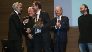 Imanol Arias felicita Enric Hernàndez, en presència de Lluís Bassat, Ignasi Boqueras i Moncho Ferrer.