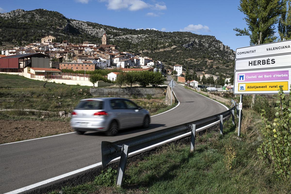 Enclavado entre las montañas del interior norte de Castellón, Herbers es un pueblo de 55 habitantes rico en patrimonio natural, pero también ejemplo de inclusión social tras haber integrado en los últimos años en su comunidad, gracias a la asociación Àmbit, a personas migradas y exreclusas.