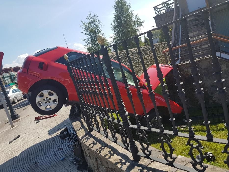 Un coche se empotra contra una casa en La Guía, en Gijón