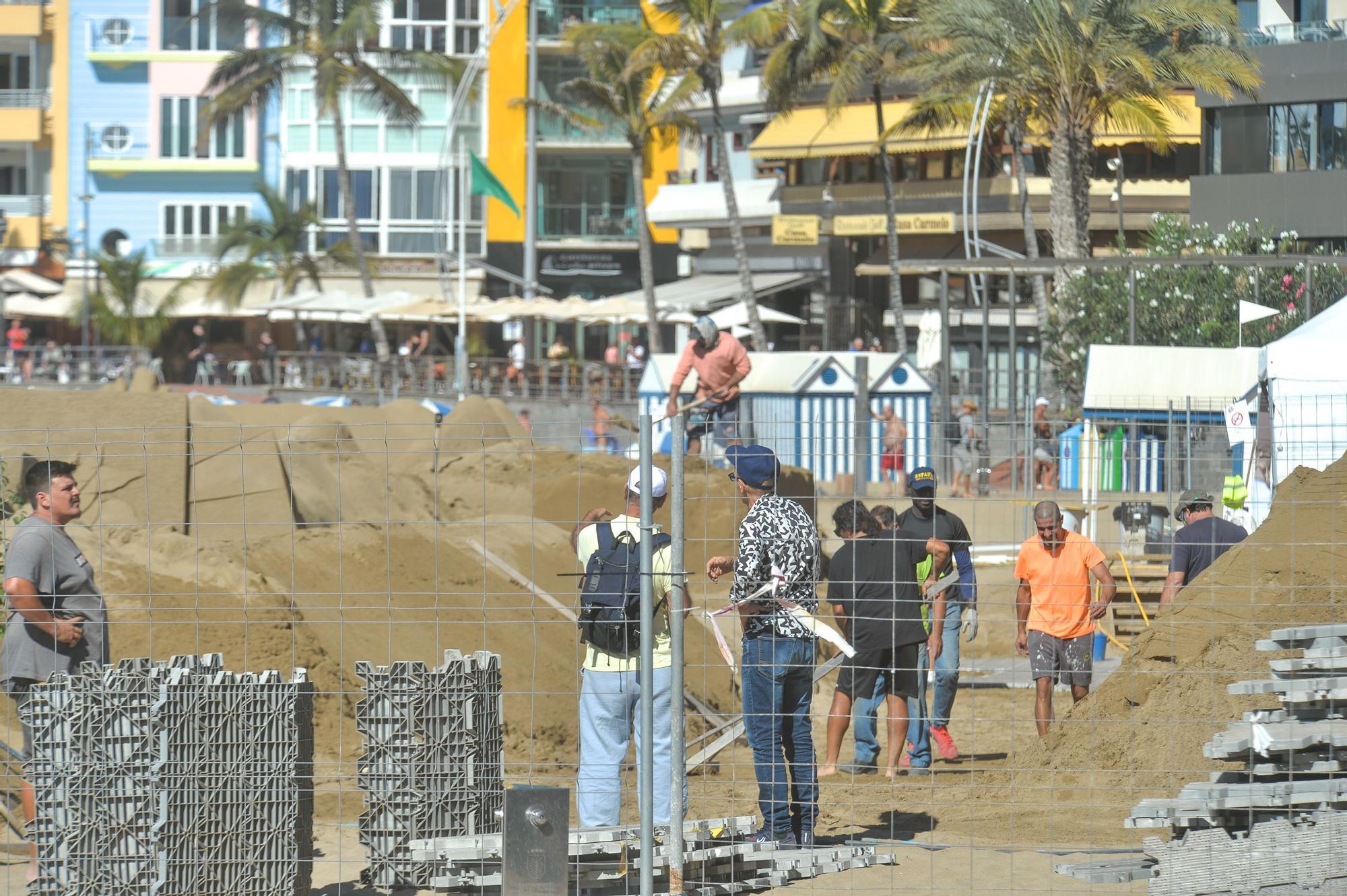 Construcción de los belenes de arena en Las Canteras