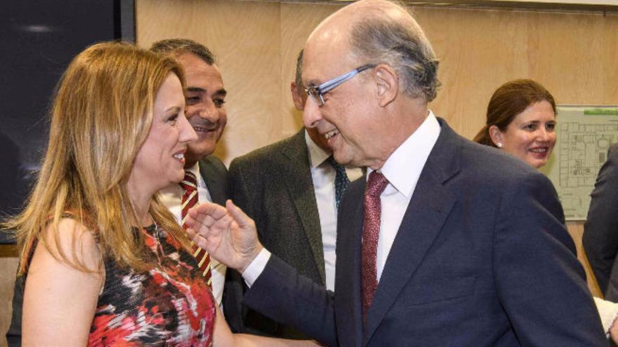 La consejera de Hacienda, Rosa Dávila, saluda al ministro Cristóbal Montoro al inicio del Consejo de Política Fiscal.