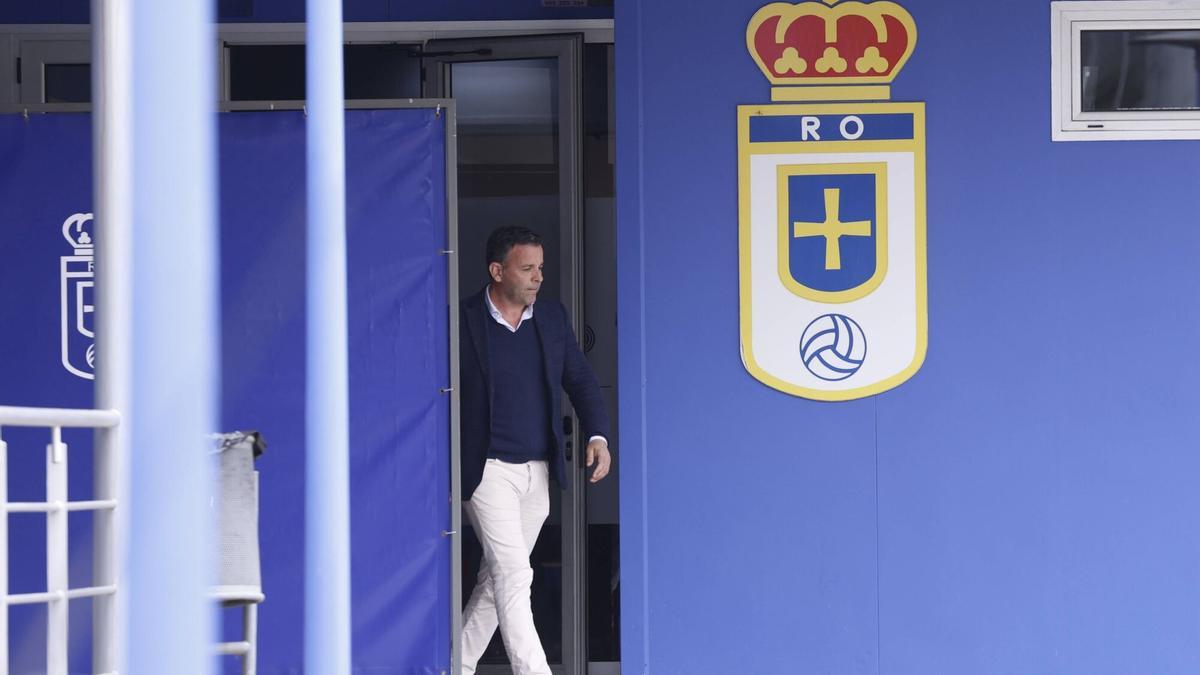 Javier Calleja sale de El Requexón tras despedirse de los jugadores