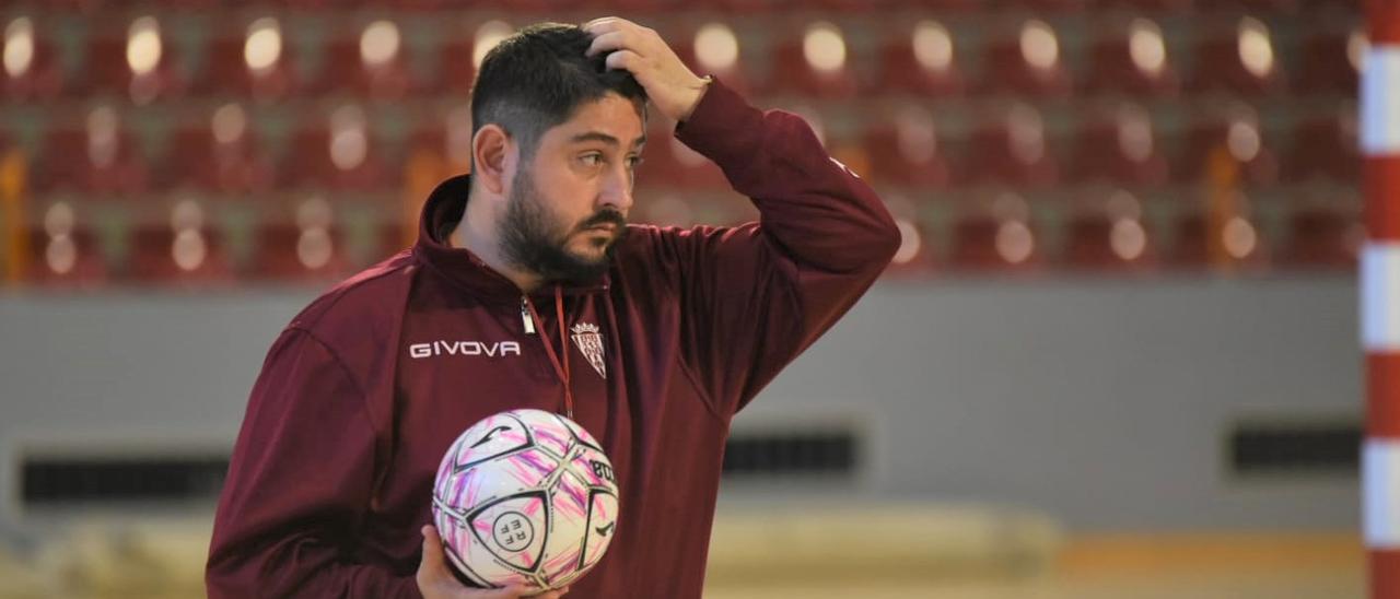 Josan González, durante un entrenamiento con su equipo en Vista Alegre.