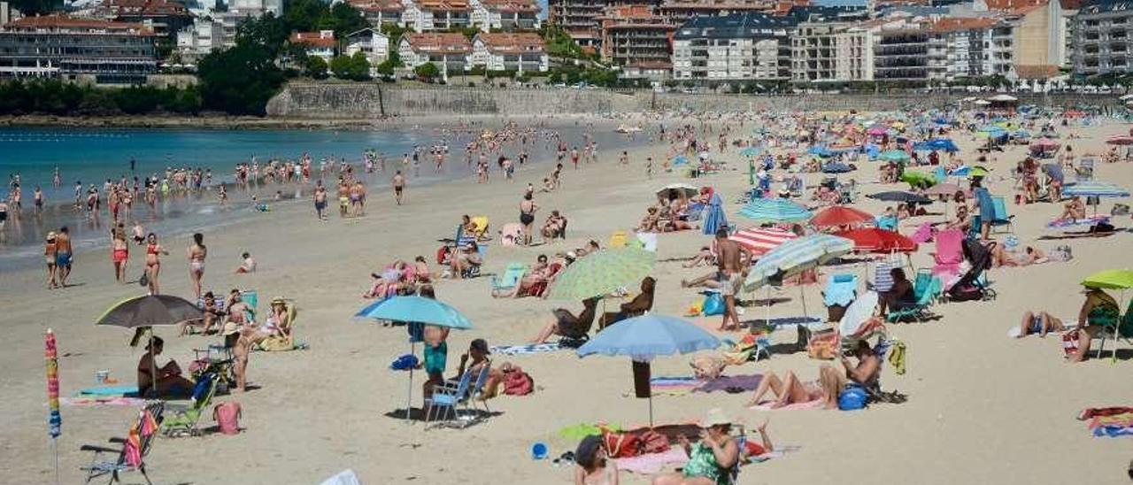 Playa de Silgar, en Sanxenxo, el pasado lunes. // Rafa Vázquez