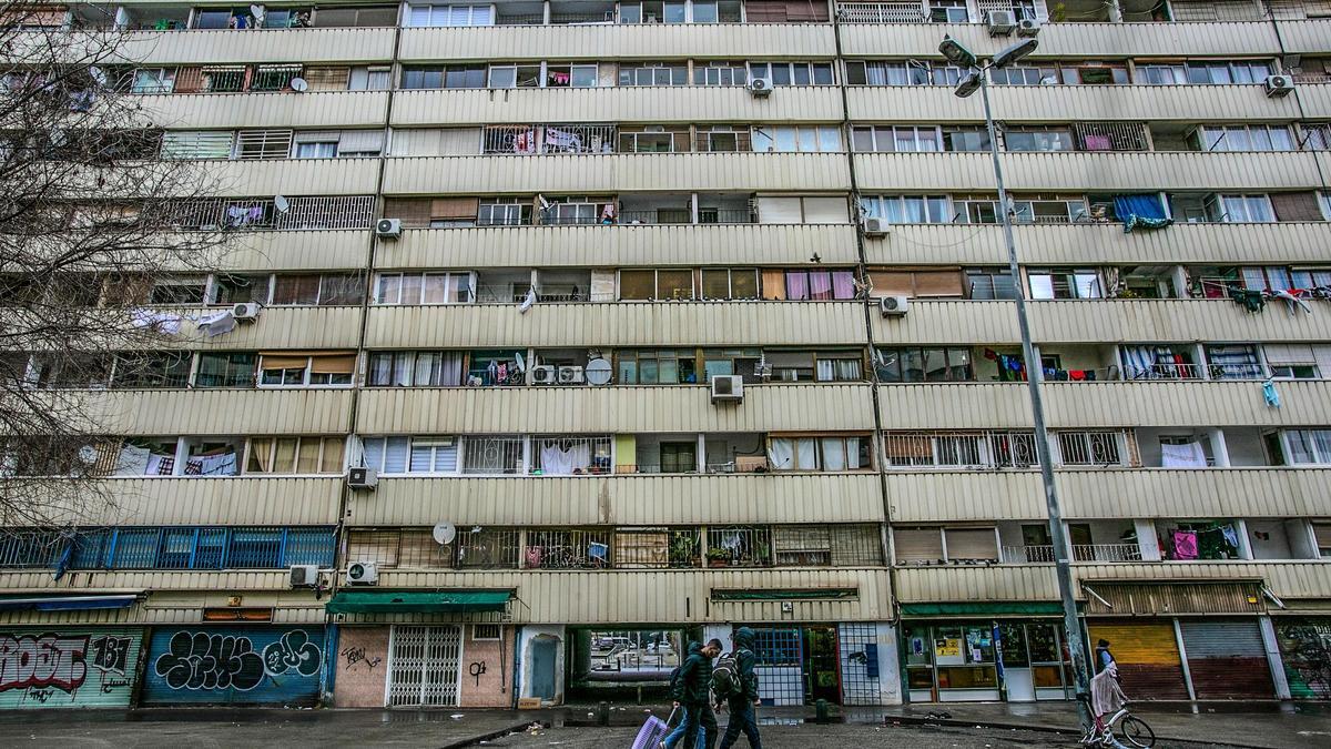 El bloque de la calle Venus, pendiente de derribo desde 2002 en el barrio de La Mina, en Sant Adrià de Besòs.