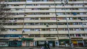 El bloque de la calle Venus, pendiente de derribo desde 2002 en el barrio de La Mina, en Sant Adrià de Besòs.