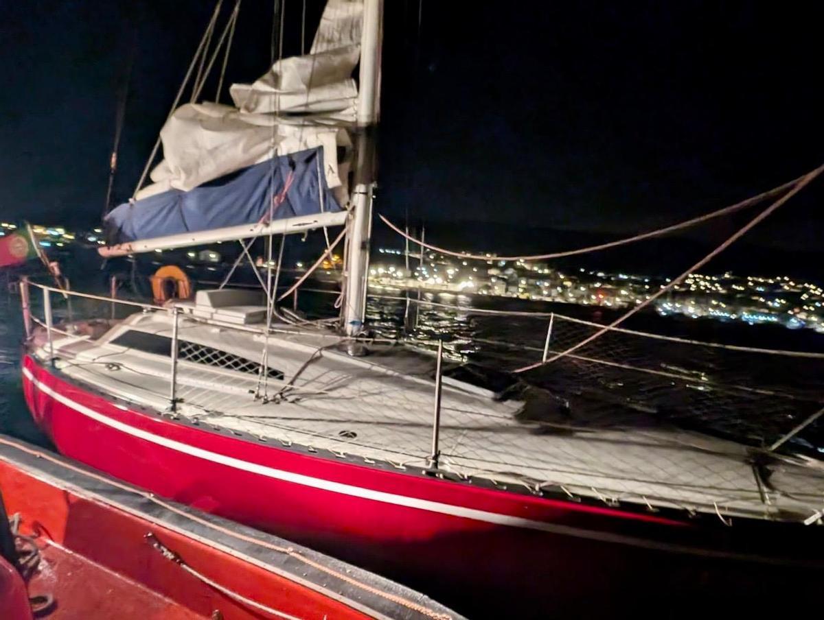 El velero portugués encallado a su llegada al puerto de Combarro de madrugada