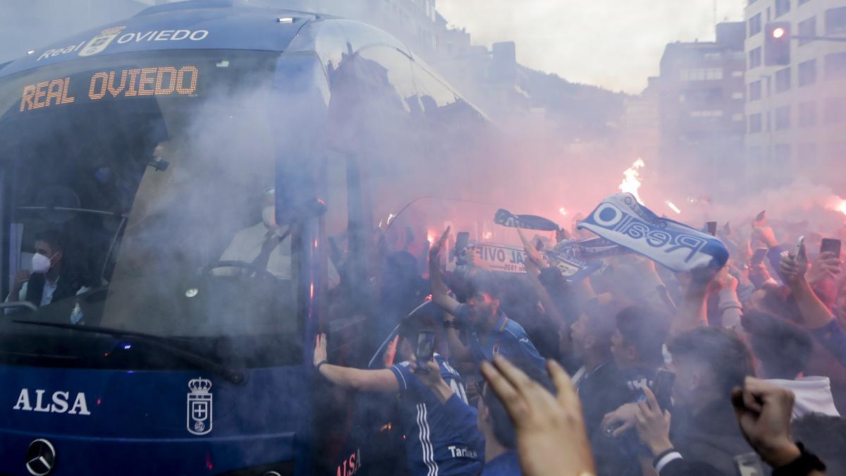 Ambiente de las aficiones en los prolegómenos del derbi