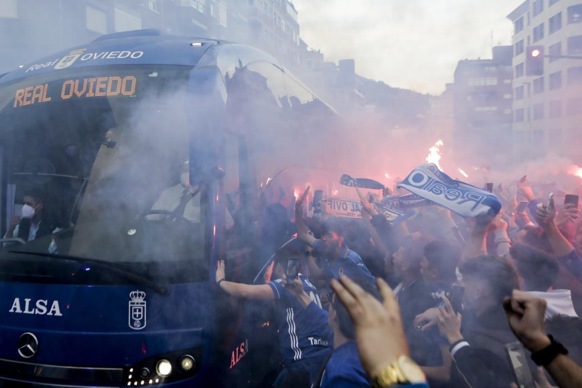 Ambiente de las aficiones en los prolegómenos del derbi