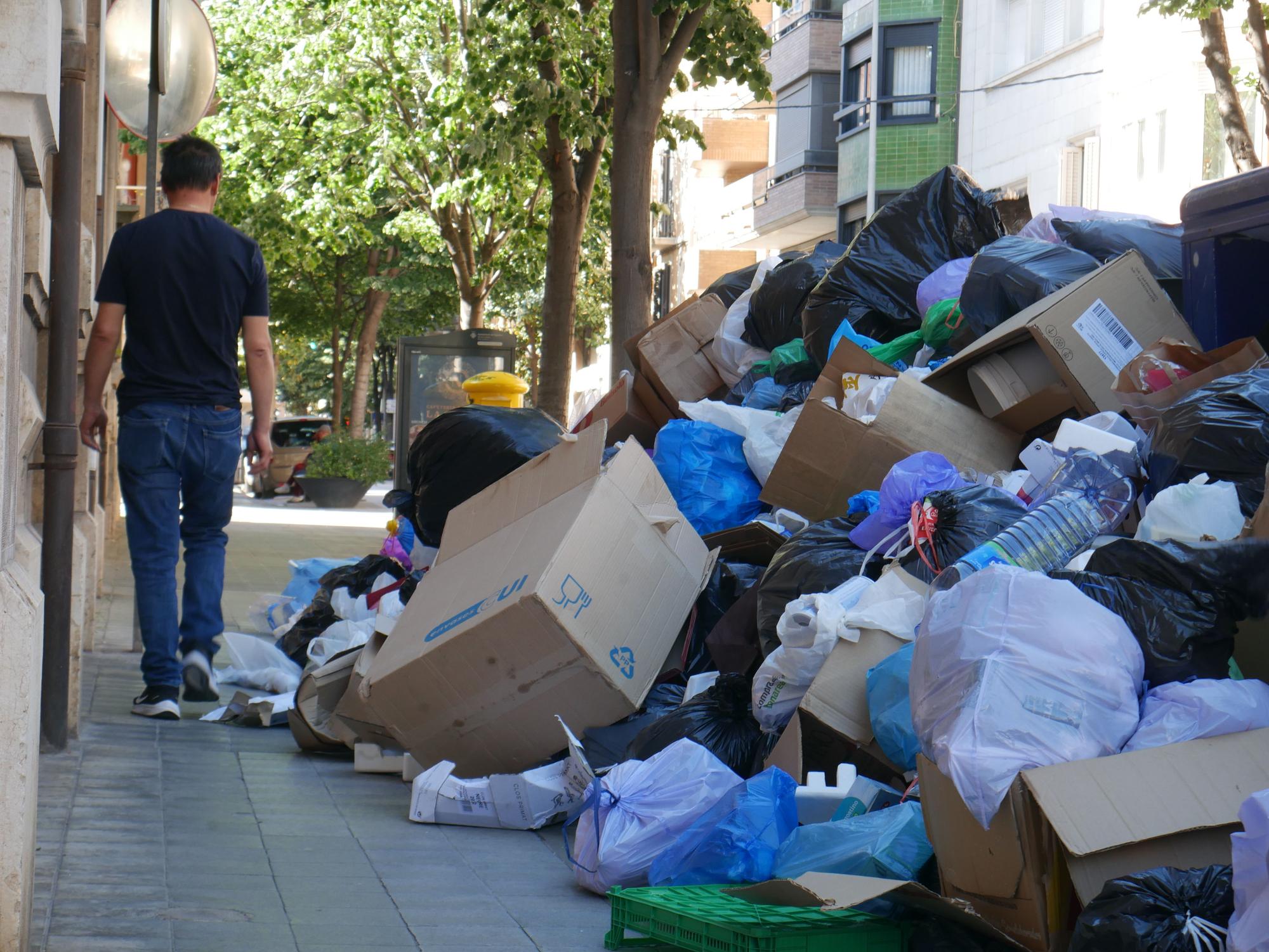 Figueres continua patint la vaga d'escombraries una setmana després