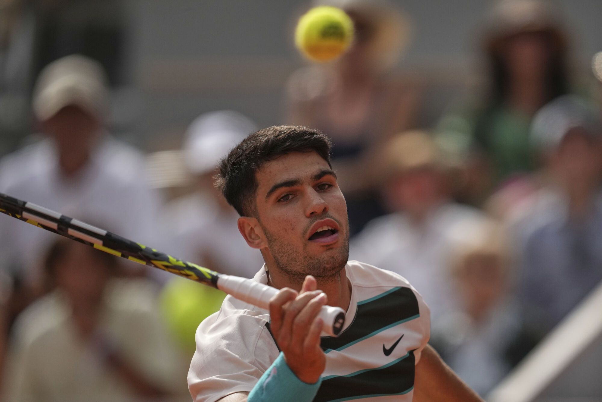 Spain's Carlos Alcaraz returns the ball to Ben Shelton of the U.S. during their fourth round match of the French Tennis Open, at the Roland-Garros stadium, in Paris, Sunday, June 1 2025. (AP Photo/Christophe Ena) Associated Press / LaPresse Only italy and spain. EDITORIAL USE ONLY/ONLY ITALY AND SPAIN