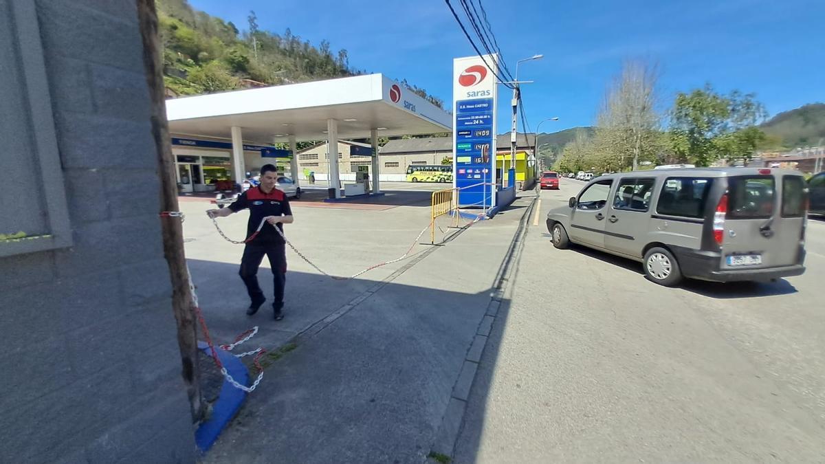 Una estación de servicio, cerrando en Mieres.