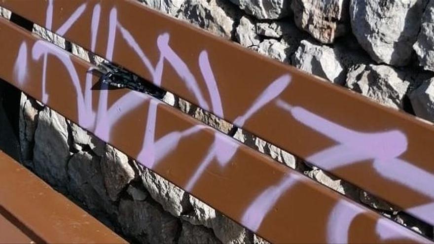 Statt Geldstrafe: Graffiti-Sprüher muss seine Schmierereien in Inca auf Mallorca selbst putzen