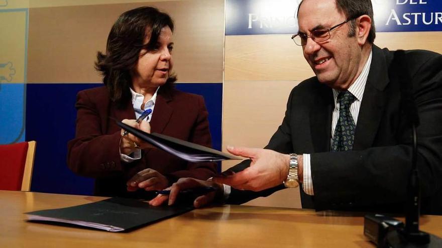 María Jesús Álvarez y César García, ayer durante la firma del acuerdo.