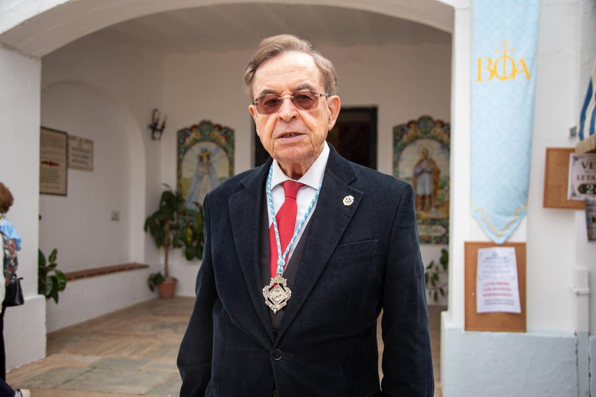 Emilio González Barroso, encargado de subastar el ramo y rosario de la Virgen de Bótoa.