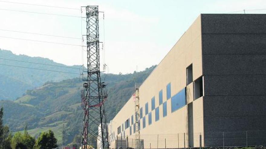 El tendido eléctrico que abastece al polígono industrial de Villallana..