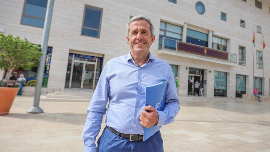 Imagen del alcalde José María Pérez (PP), junto al edificio consistorial /Foto Tony Sevilla