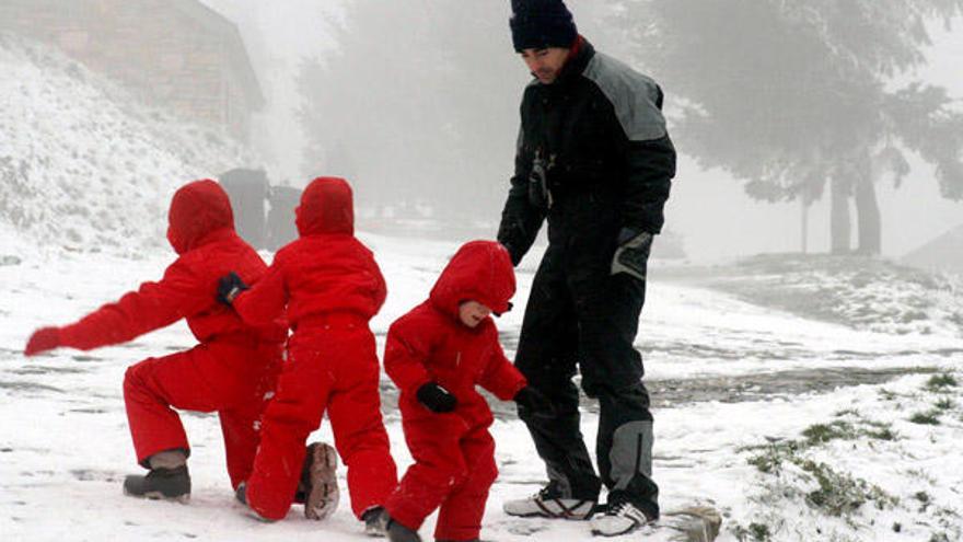 Una familia se entretiene ayer jugando en la nieve.