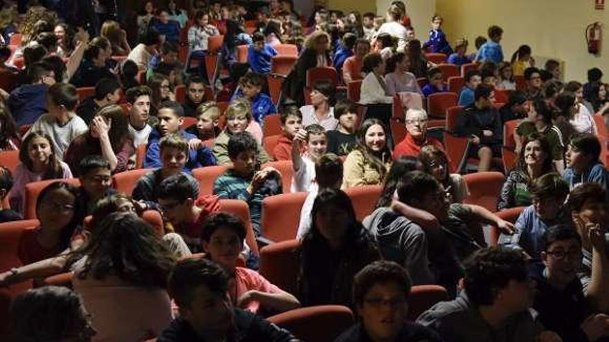 Público en el Ateneo de La Calzada, ayer, antes de comenzar la obra de teatro.
