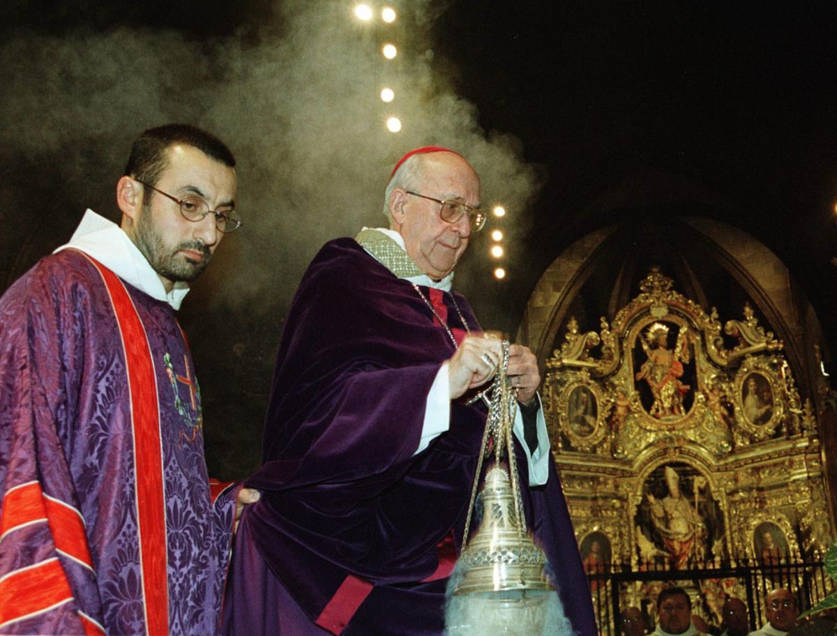 GI.01.GIRONA, 02.11.2001.- Jaume Camprodon, Obispo de Girona, ha oficiado esta tarde una misa de despedida en la Catedral de Girona ante unas 1200 personas con la participación de 154 sacerdotes de la diósesis gerundese después de ocupar el cargo durante 28 años. EFE/R.T./Robin Townsend/jr GI.01.GIRONA, 02.11.2001.- Jaume Camprodon, Obispo de Girona, ha oficiado esta tarde una misa de despedida en la Catedral de Girona ante unas 1200 personas con la participación de 154 sacerdotes de la diósesis gerundese después de ocupar el cargo durante 28 años. EFE/R.T./Robin Townsend/jr