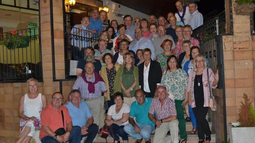 Reunión de los alumnos de la primera promoción del Instituto de Infiesto.