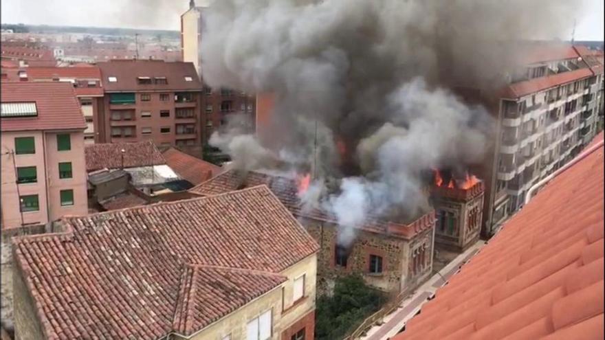 Espectacular fuego en el centro de Benavente