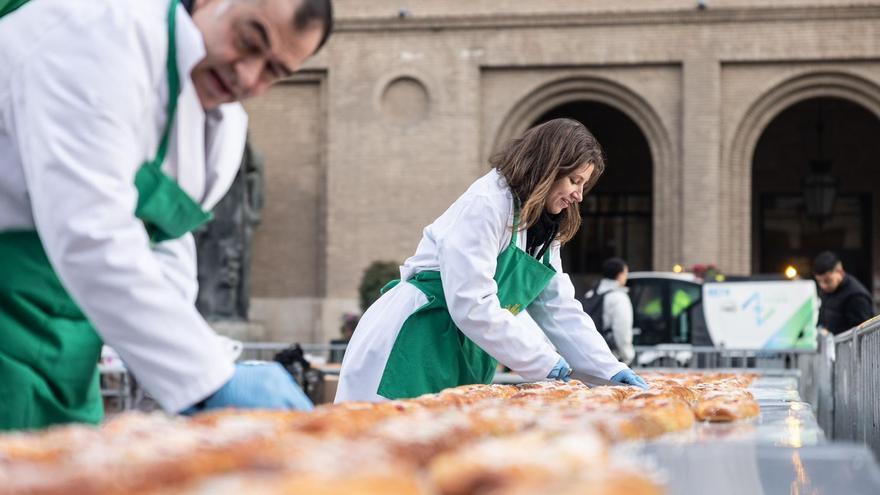 San Valero 2025, en directo | Reparto del roscón de EL PERIÓDICO en la plaza del Pilar