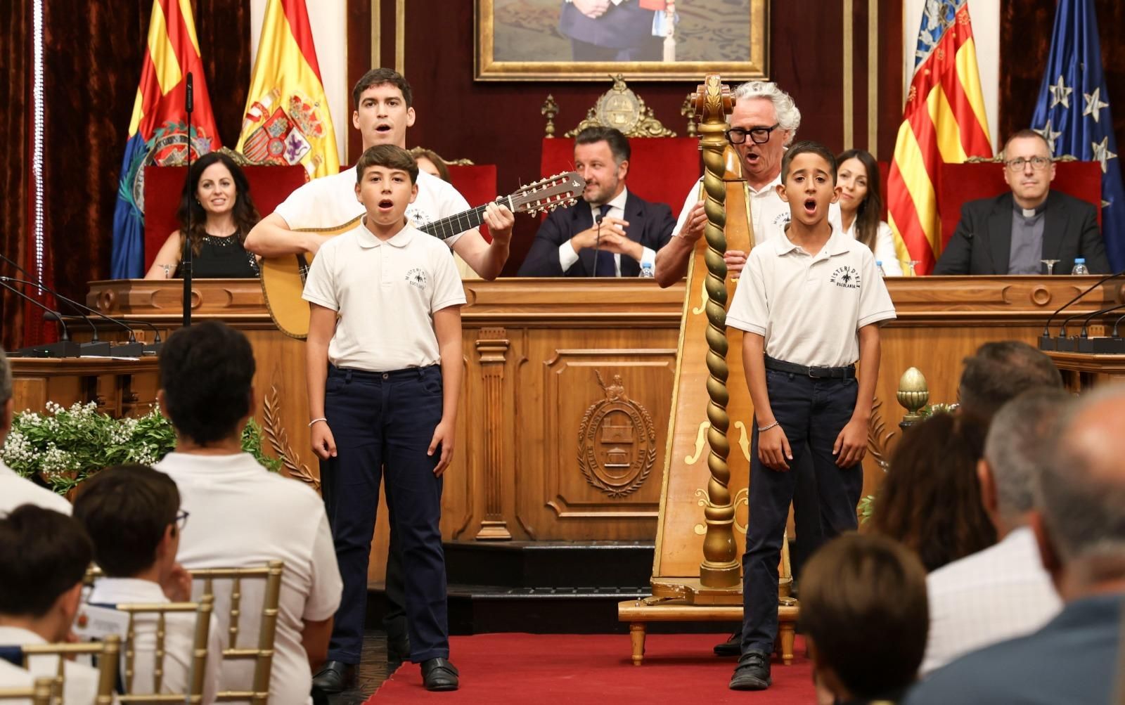 Las voces de los niños del Misteri resuenan y emocionan en el Salón de Plenos de Elche
