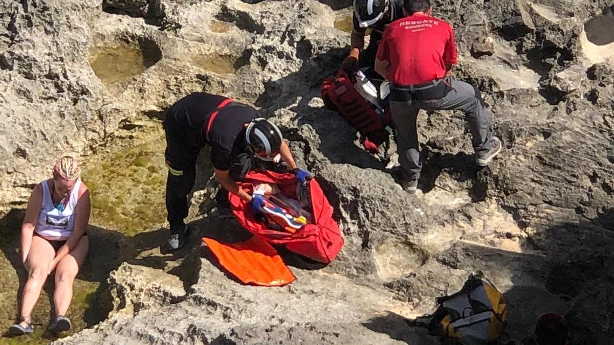 Imagen del rescate de la mujer por parte de bomberos de Ibiza