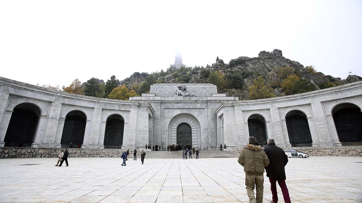 La explanada de la basílica del Valle de los Caídos, con la cruz tapada por la niebla