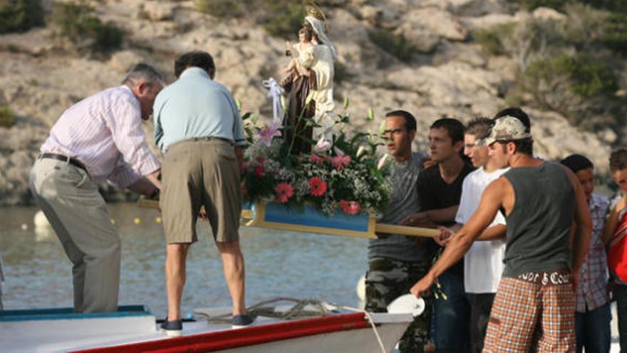 Embarcación de la virgen en Portinatx.