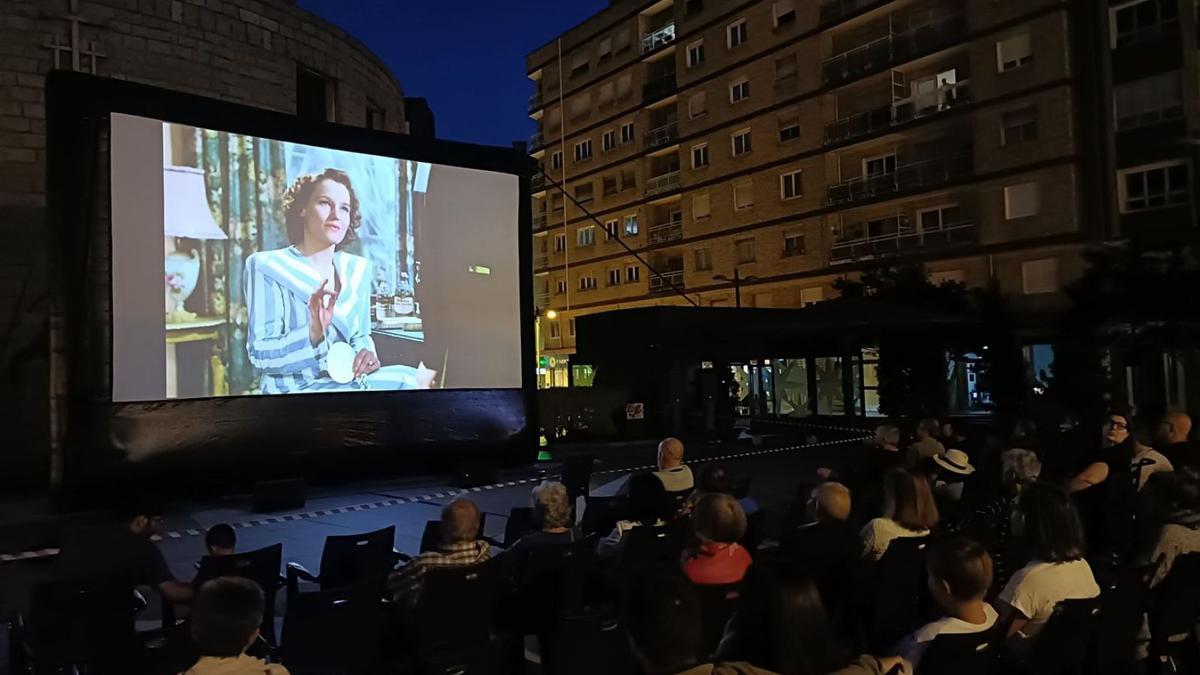 &quot;Un espíritu burlón&quot;, en pantalla grande en la plaza del Fresno  | FRANCO TORRE