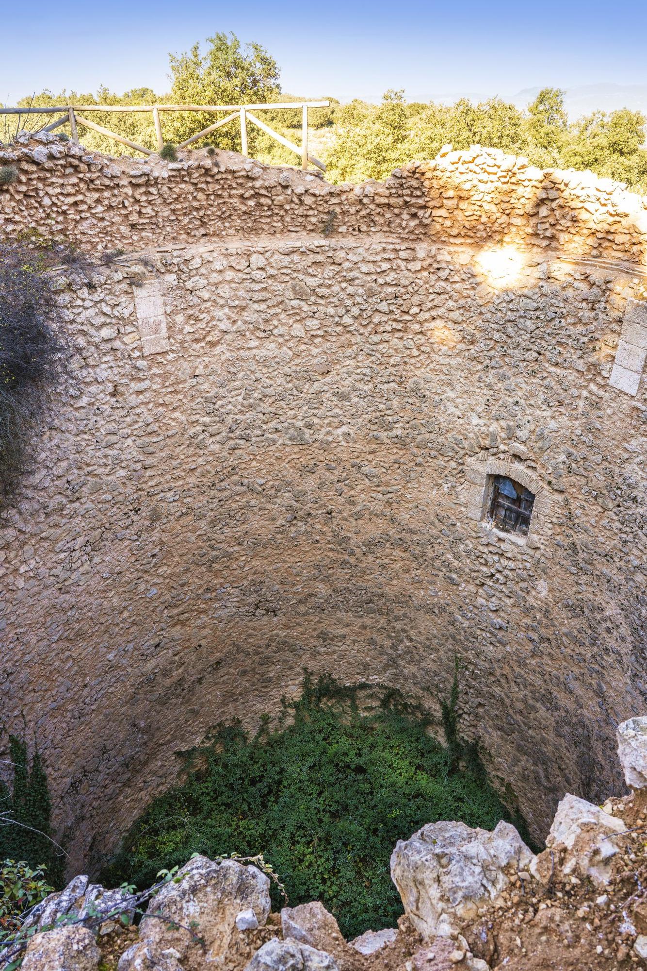 La cava Coloma es una de las que se conservan en el parque natural.