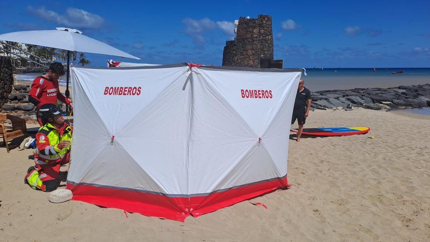 Recuperan el cuerpo sin vida de un hombre tras más de diez horas flotando en la costa de Lanzarote.