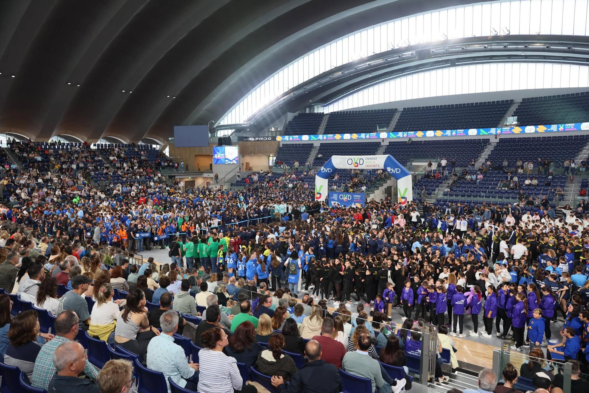 EN IMÁGENES: El encuentro de 50 clubs de Oviedo en el Palacio de los Deportes