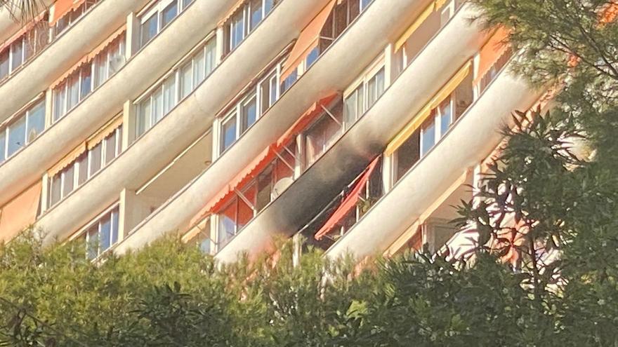Fallece una mujer en el incendio de su casa en el edificio La Chicharra de Alicante