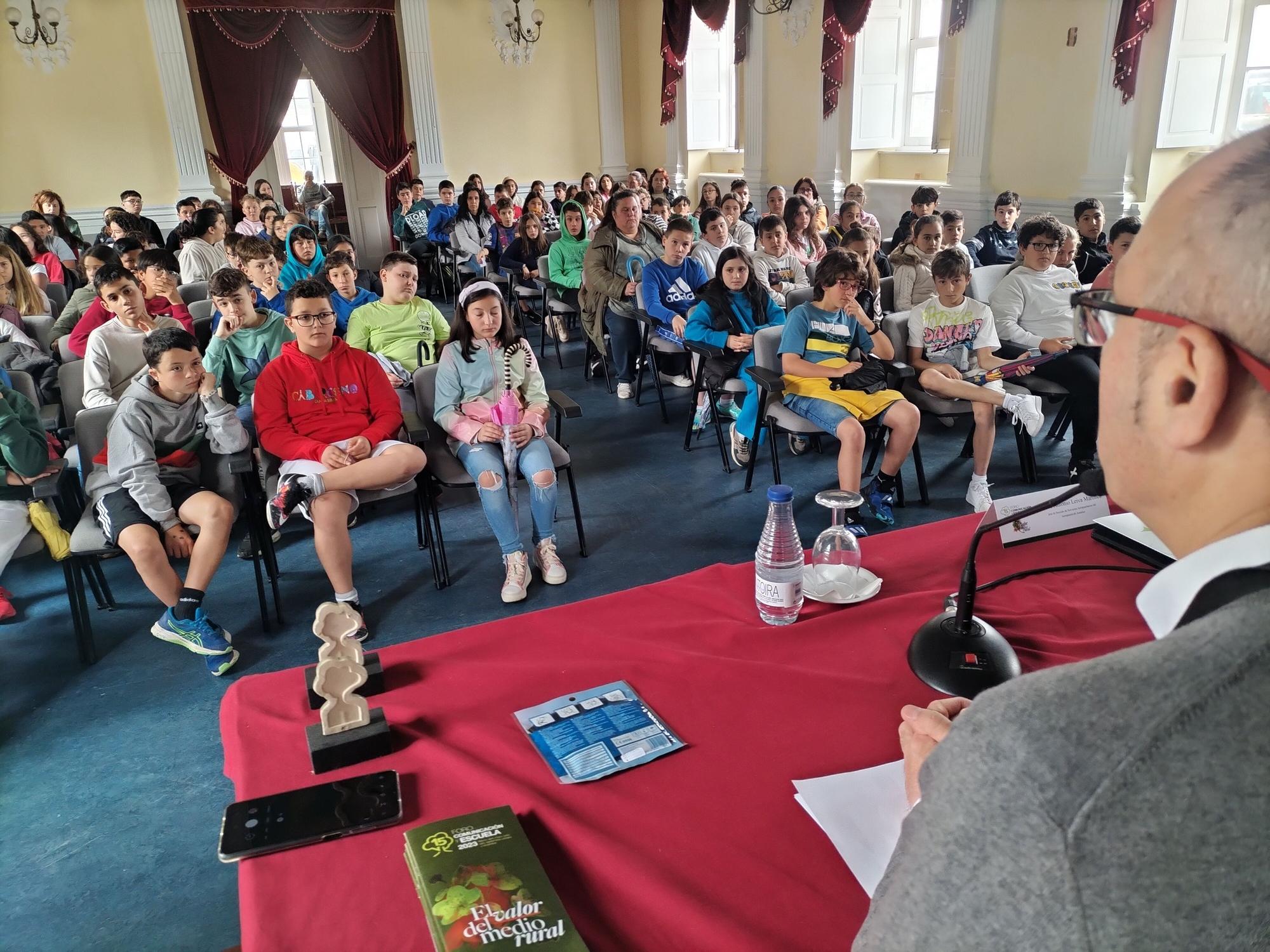 Así fue la visita que los "jefes" del aeropuerto dedicaron a los alumnos de la comarca Oscos-Eo