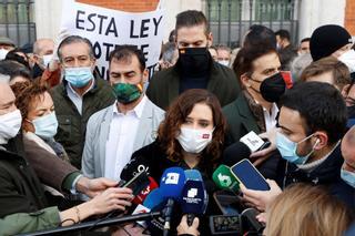 Ayuso no se queda en la protesta de organizaciones policiales de Madrid y no coincide con Casado