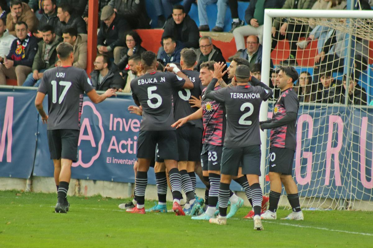 Los jugadores del Águilas celebran el gol de Pedrosa