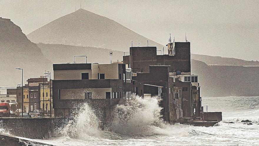 La calima invade Las Palmas de Gran Canaria (11 de abril de 2024)