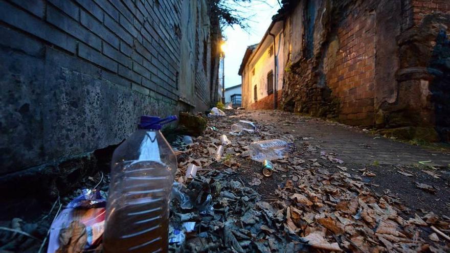 Restos del &quot;botellón&quot; en el entorno de la Casa Duró, en Mieres.