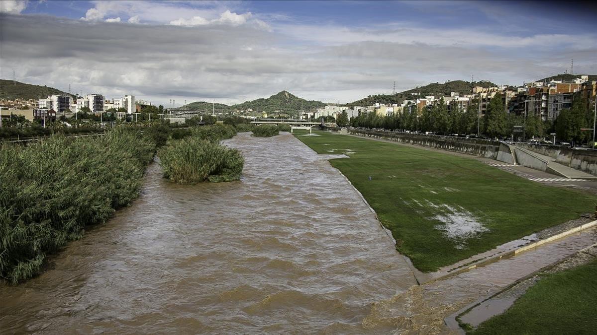 El río Besòs, desbordado a su paso por Santa Coloma de Gramenet