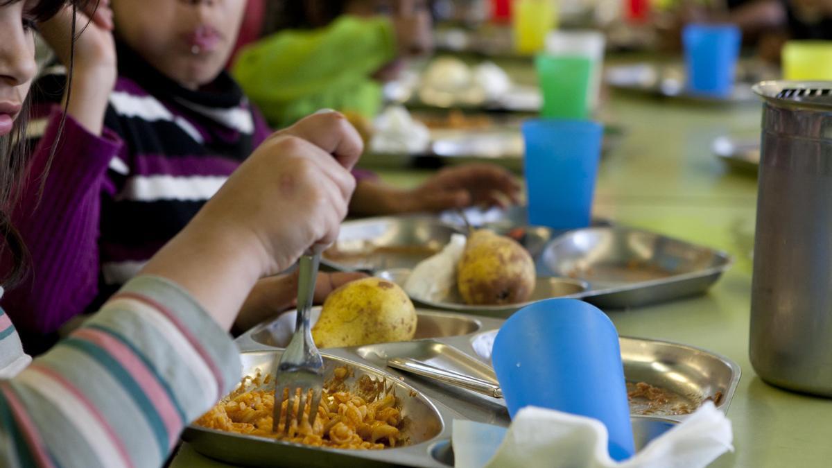Unos niños comen en el comedor de una escuela de Ciutat Meridiana, en Barcelona.