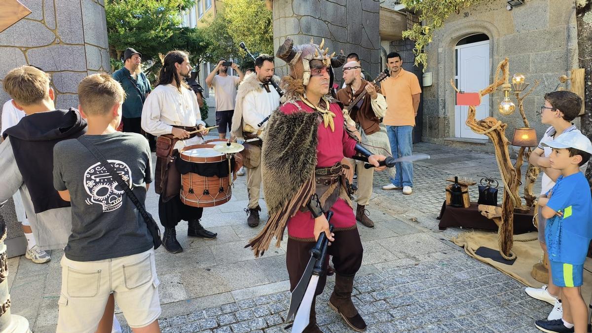 Espectáculo de rúa na última edición da Feira Celta do Porto do Son.