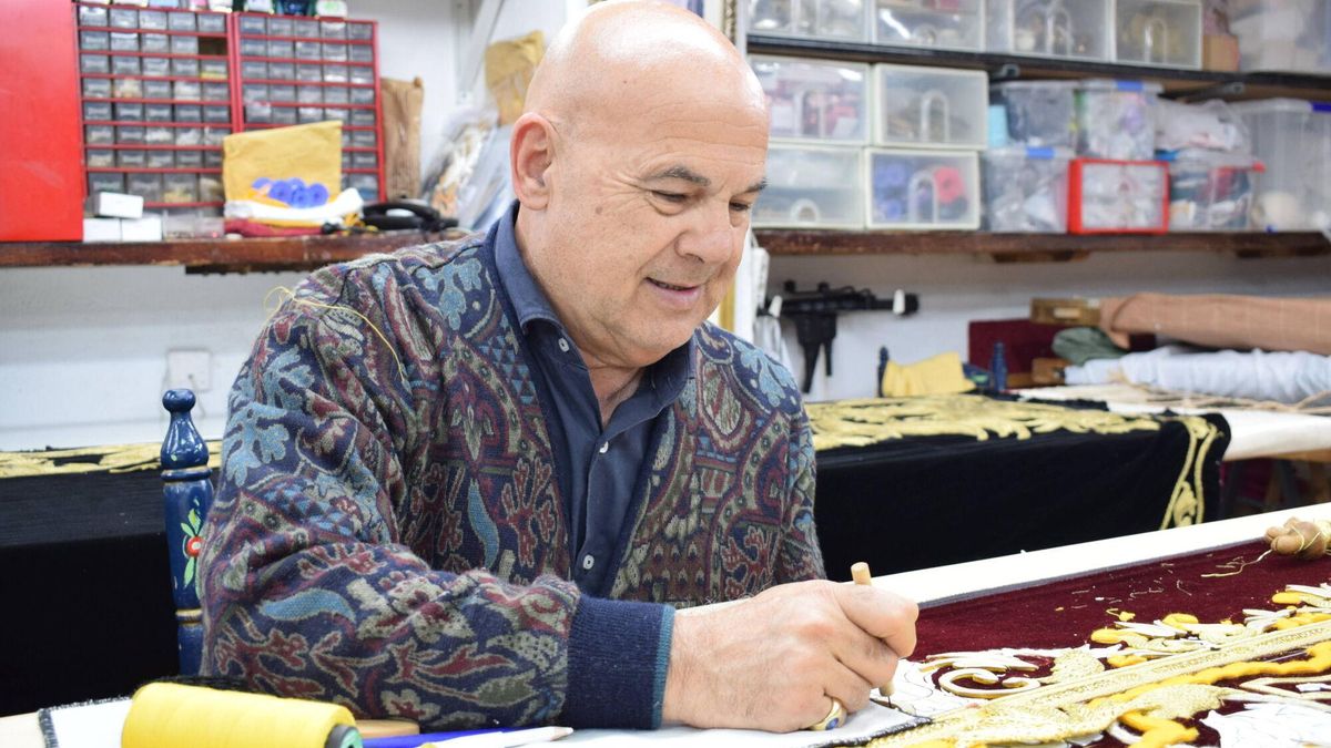 Francisco Carrera Iglesias ´Paquili`, maestro bordador en su taller sevillano